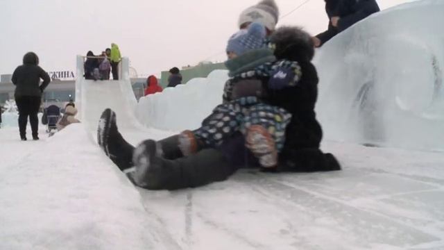 "Центр притяжения". Ледовый городок на Юбилейной торжественно открыт смотреть онлайн