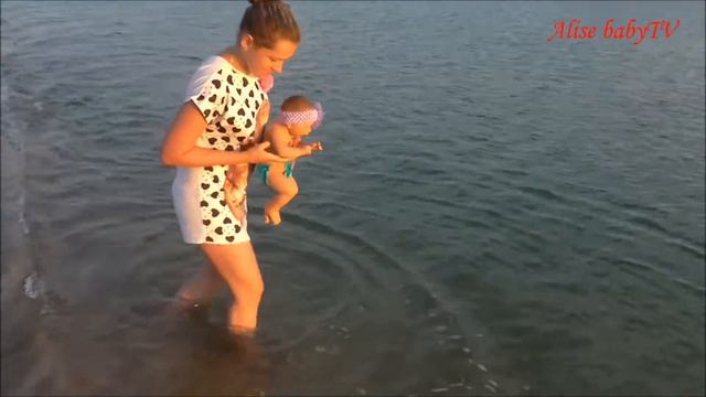 Про кукол видео для девочек. Купание реборна в море. Купание реборна видео. Купания куклы реборн. смотреть онлайн
