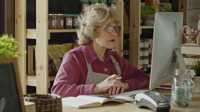 Бабушка занимается реальным кардингом и считает первые деньги смотреть онлайн