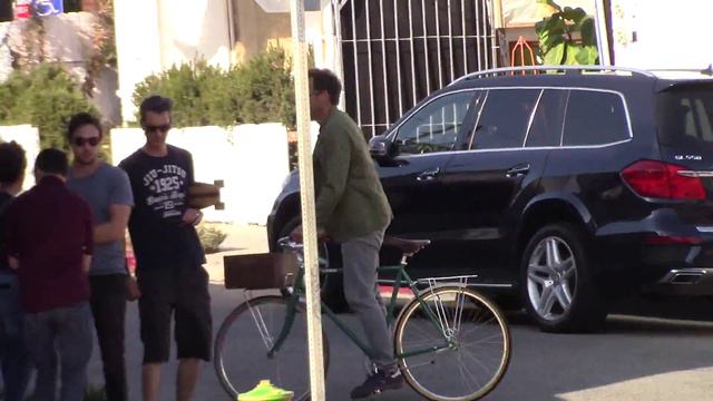 Funnyman Will Arnett gets a visit on set from his two sons Archie and Abel смотреть онлайн
