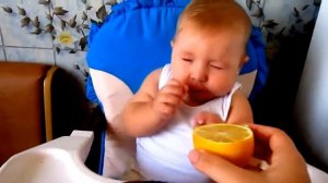 Дети едят лимон