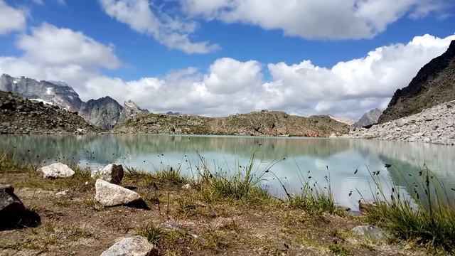 Облака и озеро Доломиты. Узункол, Западный Кавказ. Clouds in the Uzunkol valley, Caucasus смотреть онлайн