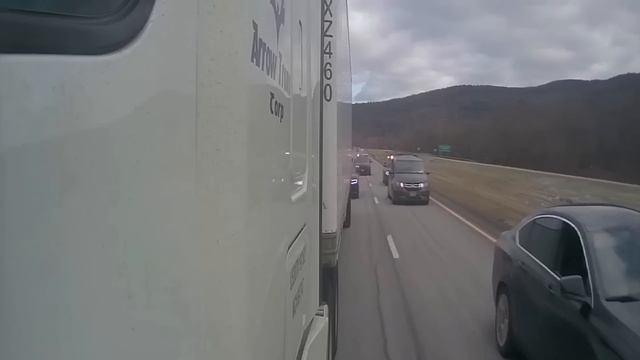 Truck driver helps Police in a car chase on the highway смотреть онлайн