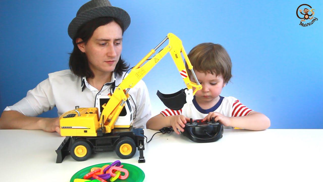 Открываем игрушки машинки. Экскаватор с пультом управления. МанкиИгрушки смотреть онлайн