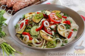 Без салата пикник - не пикник.
ОВОЩНОЙ САЛАТ С ЖАРЕНЫМИ КАБАЧКАМИ