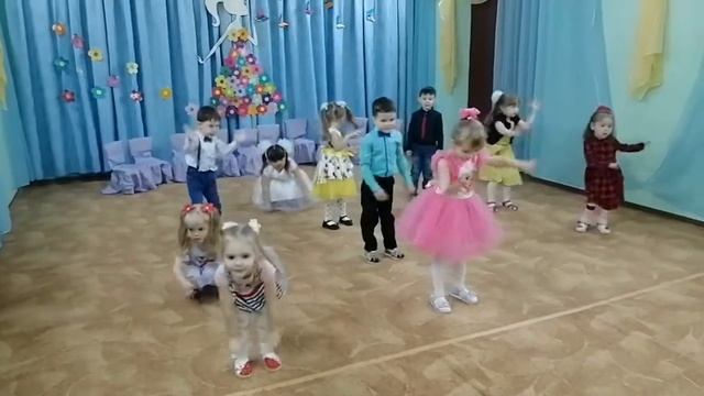 Вторая младшая группа поздравляет мамочек смотреть онлайн