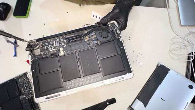 Apple Macbook Air 11-Inch A1370 and A1465 LCD Screen Assembly Installation 2010 - 2015 смотреть онлайн