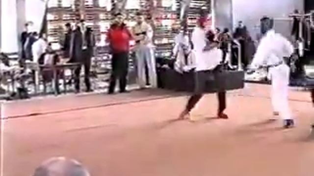 Винг Тсун vs Фулконтакт Каратэ. Луганск 2003г.flv смотреть онлайн