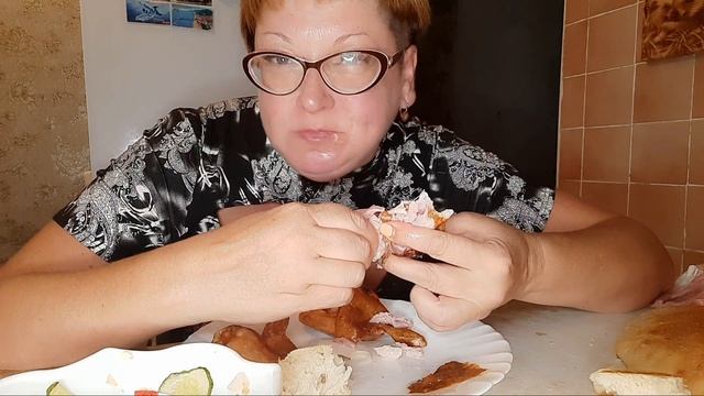 Мне копченую, а Яне  да пусть ест сырую/Мукбанг копченая курица,вернее ее части /обжор на камеру