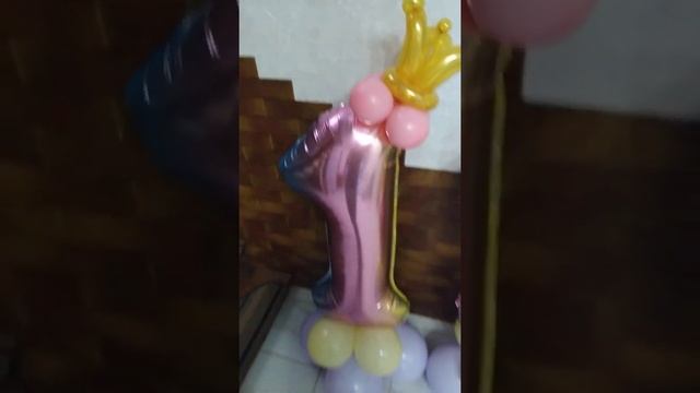 Цифры из шаров на подставках с коронами из шдм 18 смотреть онлайн