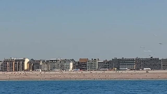Petit Panorama sur la plage de Dieppe - Vue de la mer смотреть онлайн