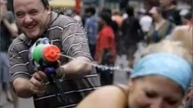 Клуб Кавалера Глюка-Водяной пистолет смотреть онлайн