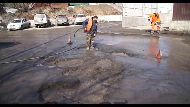 ЛАТАЮТ ЯМЫ ЩЕБНЕМ И ГУДРОНОМ смотреть онлайн