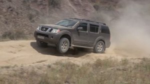 Работа системы полного привода Nissan Pathfinder R51 4.0 на подъеме с препятствиями