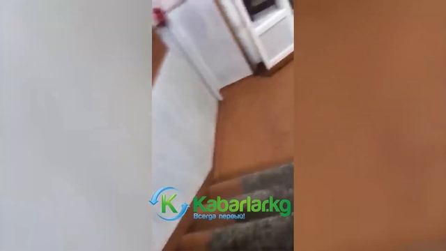 В городе Шопоков ученики отмывают лестницы школы смотреть онлайн