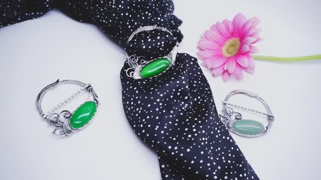 Зажим для платка "Перо Жар-Птицы" хризопраз нефрит кошачий глаз улекс аксессуары 2176 Хорошие Вещи