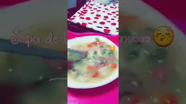 Sopa de Batata #Receita: 8 batatas renas, meio repolho, couve, 3 tomate, 2 cenouras? Azeite