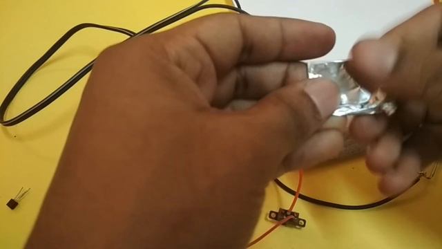 DIY Stylophone w/ Pencil & Paper (Simplest Synthesizer Circuit?) смотреть онлайн