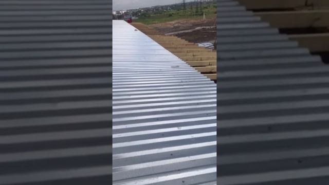 Монтаж покрівлі з профнастилу. Дах з профнастилу.Дах Монтаж. смотреть онлайн