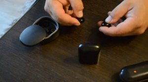 не работает один беспроводной наушник. рассинхронизация наушников. Что делать