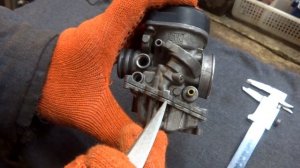 Уровень топлива в поплавковой камере карбюратора скутера CVK 139QMB