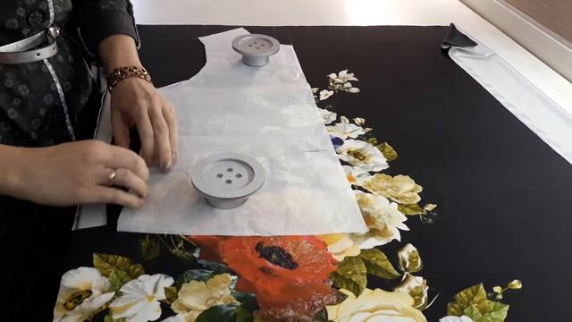 Раскраиваем свитшот из ткани с купонным рисунком смотреть онлайн