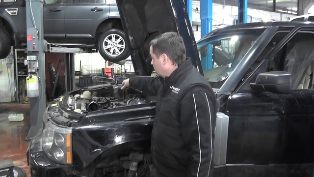 Течь антифриза через прокачной тройник на бензиновом Range Rover Sport 4.4 AJ смотреть онлайн