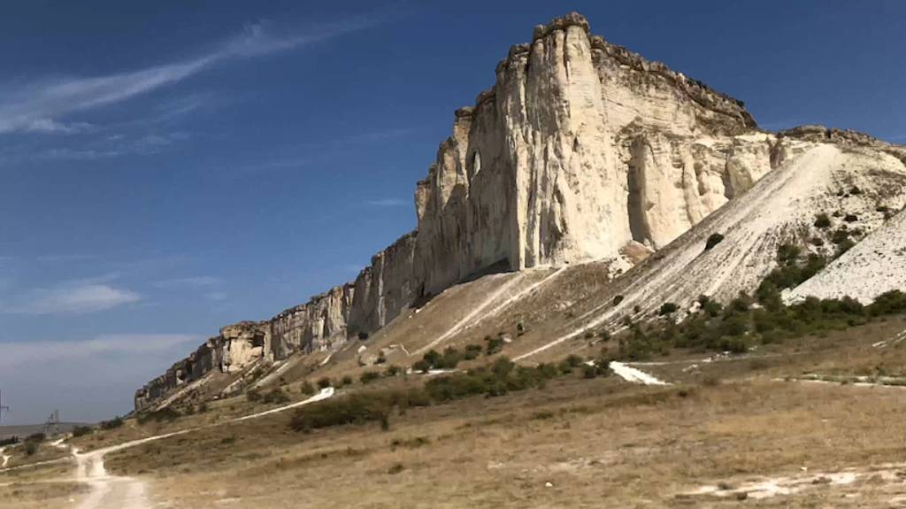 По Крыму пешком. Армянский монастырь Сурб Хач и Белая скала под Белогорском. Агатовый пляж в Орджо смотреть онлайн