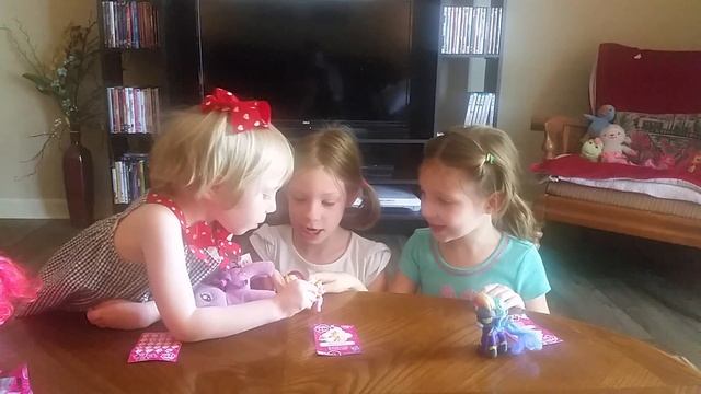 My Little Pony Blind Bags and Cinnamon Roll Oreo Tasting смотреть онлайн