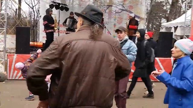 Возраст танцам НЕ помеха! Парк Сокольники 7,04 смотреть онлайн