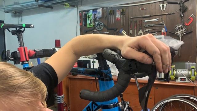Замена тросика в пистолете Shimano 105 5800 смотреть онлайн