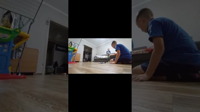 Какая машинка окажется мощнее и быстрее. Ролик с сестрой. *Машинки из детства* смотреть онлайн