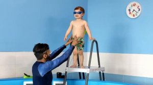 Прыжки в воду с лестницы. Детский бассейн ✋