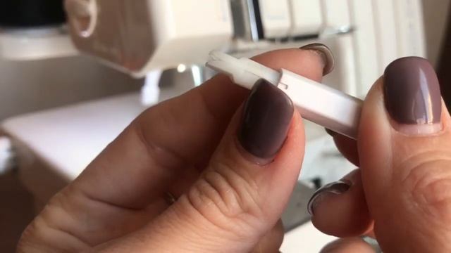 Это - иглодержатель и нитевдеватель, который часто лежит в бардачке швейной машинки. смотреть онлайн