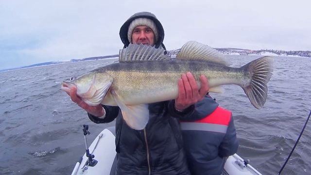 Закрыли сезон по рыбалке с лодки . Судаки на спиннинг осенью. смотреть онлайн