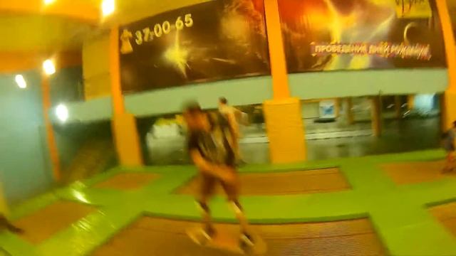 Тренировка сноубордистов. Прыжки на батуте. Кабаны Crew смотреть онлайн