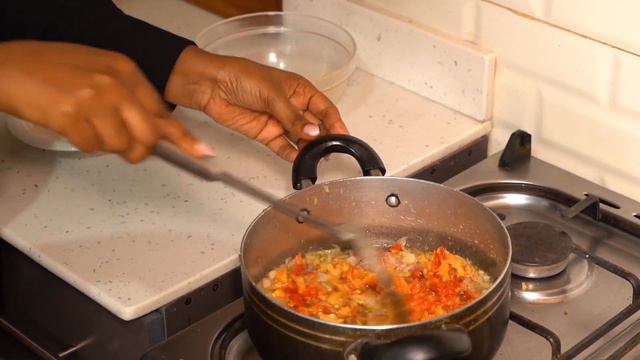 Uko wakwikorera urusenda mu rugo home made chili sauce смотреть онлайн