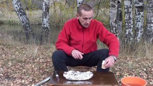 Рыба на углях в фольге на природе.