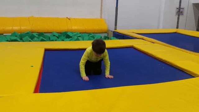 Пробное занятие у нас в школе. Обучение прыжкам на батутах. Школа акробатики Романа Дорохина