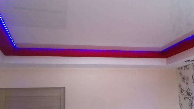 Дизайн комнаты с парящим натяжным потолком. смотреть онлайн