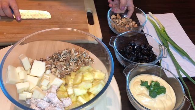 Салат с куриной грудкой / Ананасами и черносливом с добавлением грецкого ореха / Я его ОБОЖАЮ! смотреть онлайн