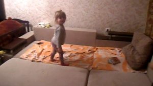 Дети прыгают на диване/ развлечения для детей