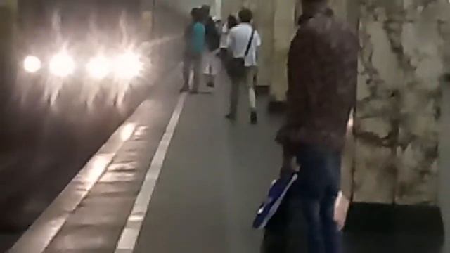 Прибытие поезда Номерной на станцию Автозоводская смотреть онлайн