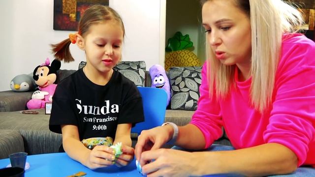 Амелька сделала Крутой СЛАЙМ! Делаем сами, надуваем и заливаем Слайм в ванной! Амелька Карамелька смотреть онлайн