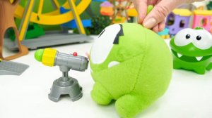 Ам Ням влюбился в парке аттракционов! Игрушки для малышей и развивающие видео для детей
