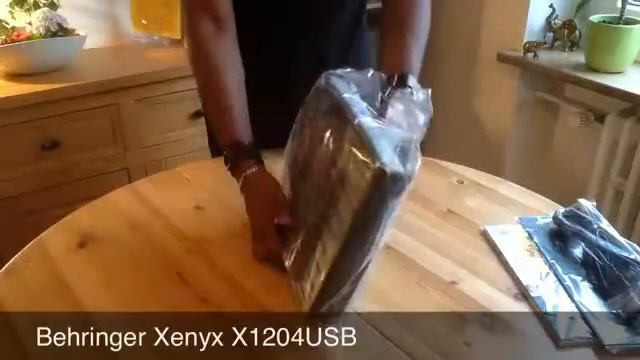 Behringer Xenyx X1204USB Mixer Review смотреть онлайн