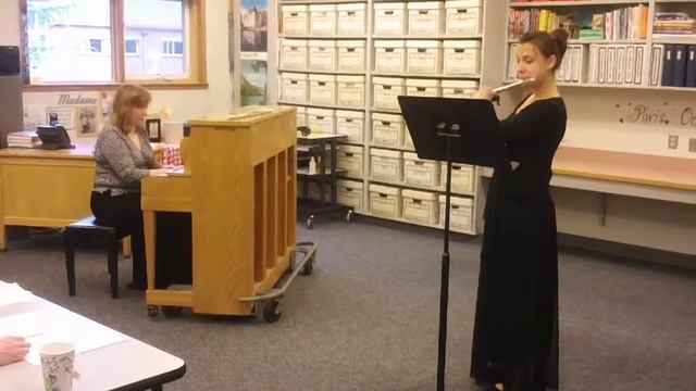 Anechka plays Polonaise by Oginskiy Полонез Огинского (выступление) смотреть онлайн