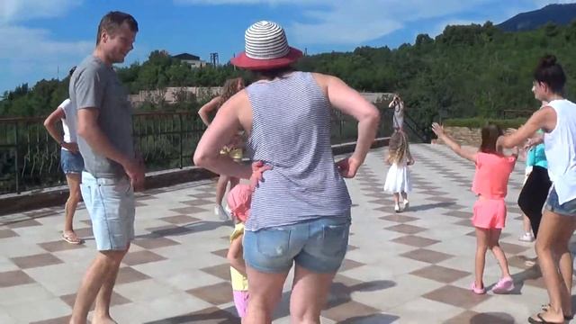 разные танцы на зарядке с родителями для видео смотреть онлайн