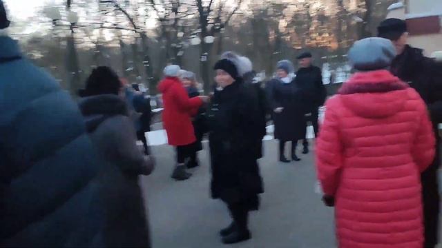 "А я люблю мужиков"... на танцполе в Гомельском парке...4.12.2022года. смотреть онлайн