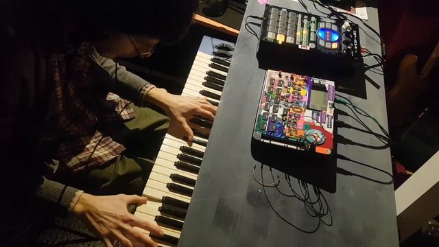 Degear0001 →BEAST← (live @ my house version) (also, circuit bent Alesis SR-16 demo) смотреть онлайн